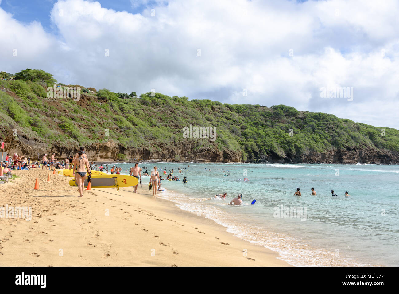 Touristen am Strand von Hanauma Bay, Honolulu, Hawaii Stockfoto