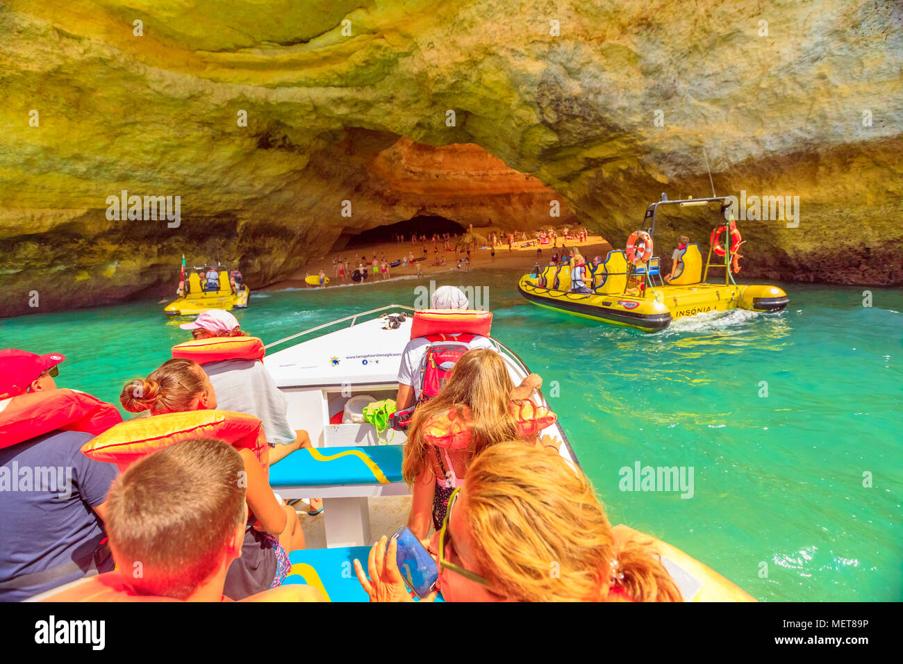 Benagil, Portugal - 23 August 2017: Benagil Höhle Bootsfahrt in Algar De Benagil der berühmten Höhle in Algarve, Lagos, Portugal. Bevagil Höhle durch die Bootsfahrt mit vielen Menschen gesehen. Stockfoto