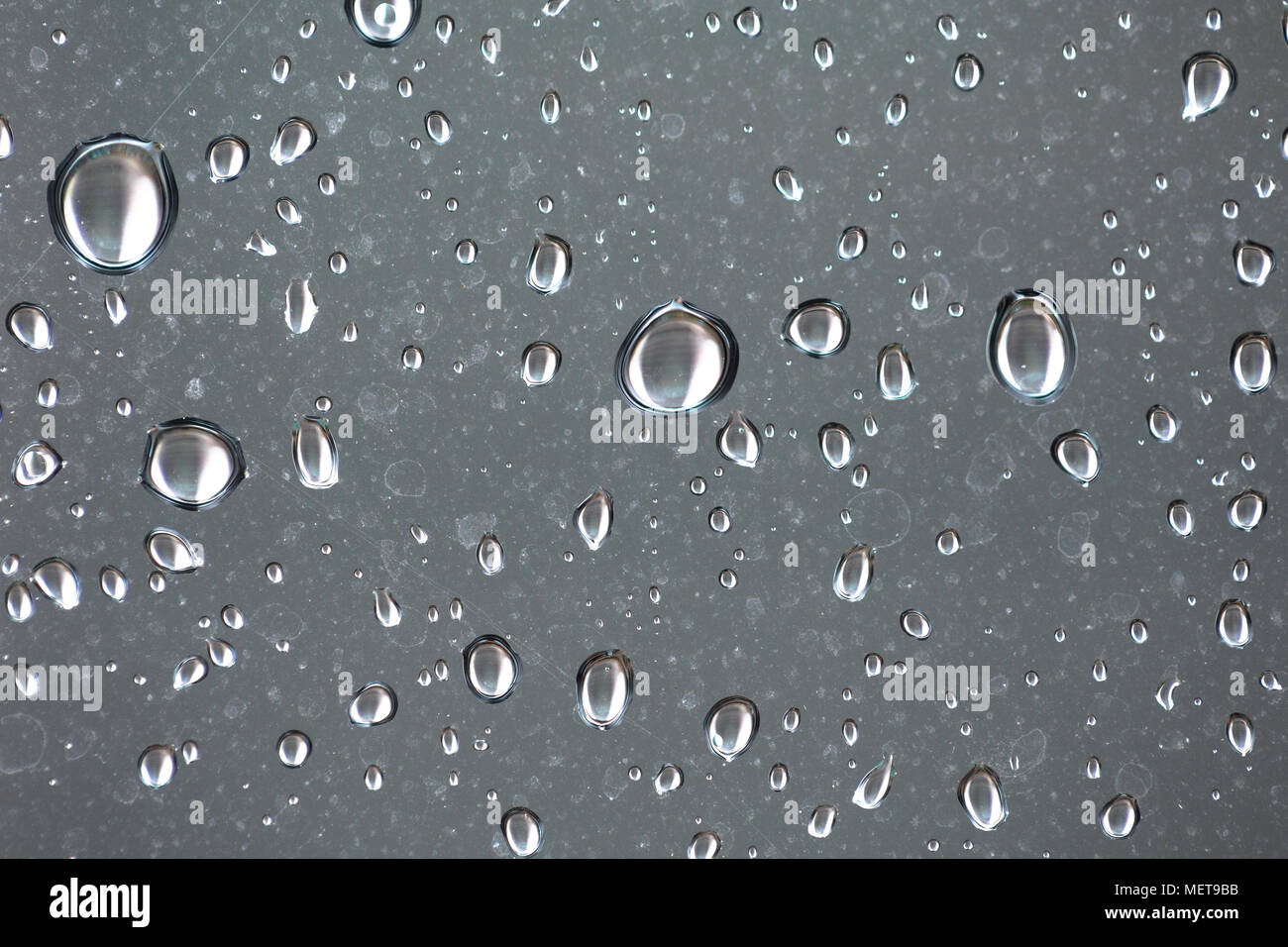 Detailansicht der Regentropfen auf einem Fenster bei Regen Sturm Stockfoto