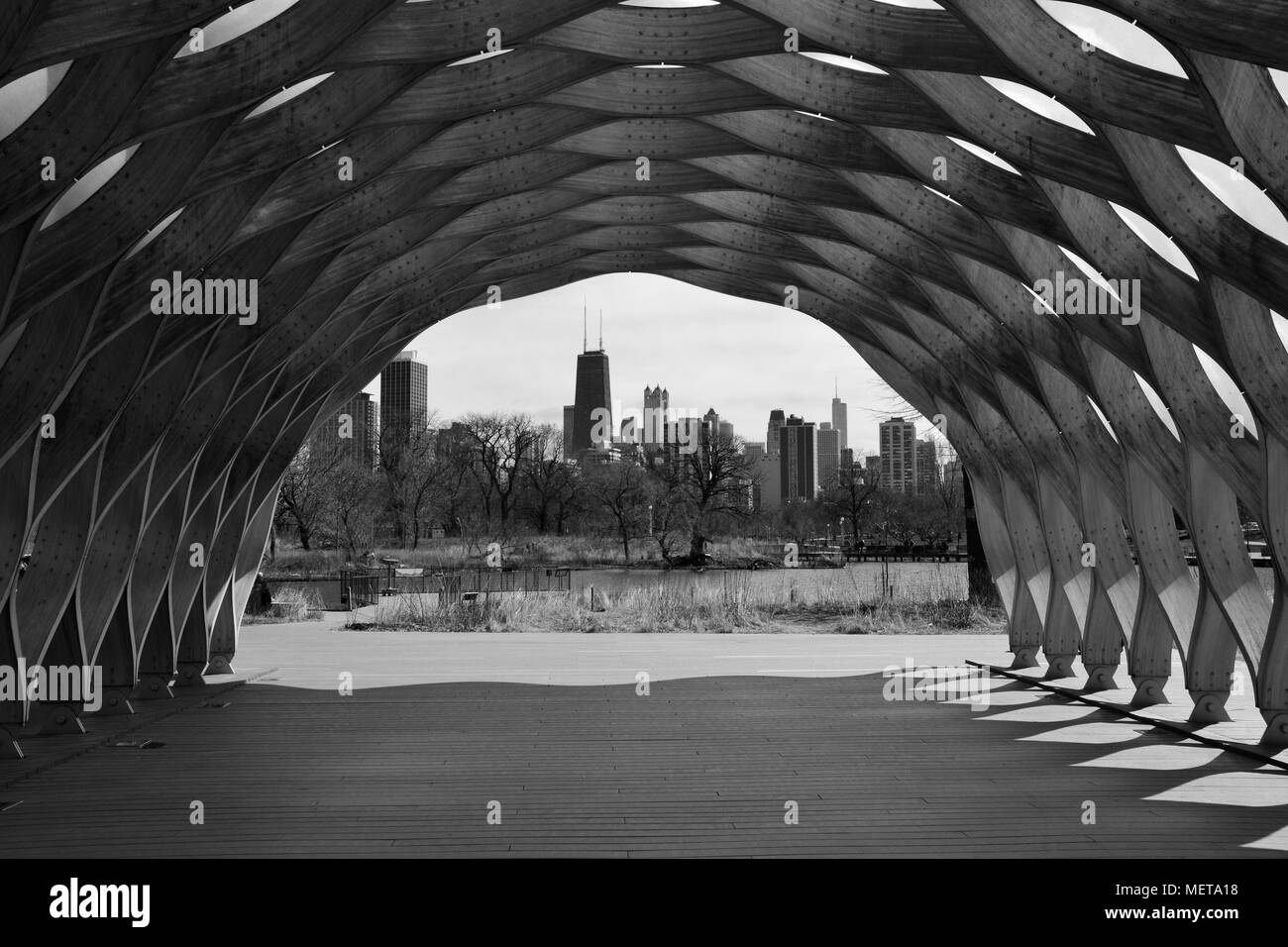 Die Skyline von Chicago, wie durch die Outdoor Education Pavillon an der Lincoln Park Zoo South Teich Natur Promenade gesehen. Stockfoto