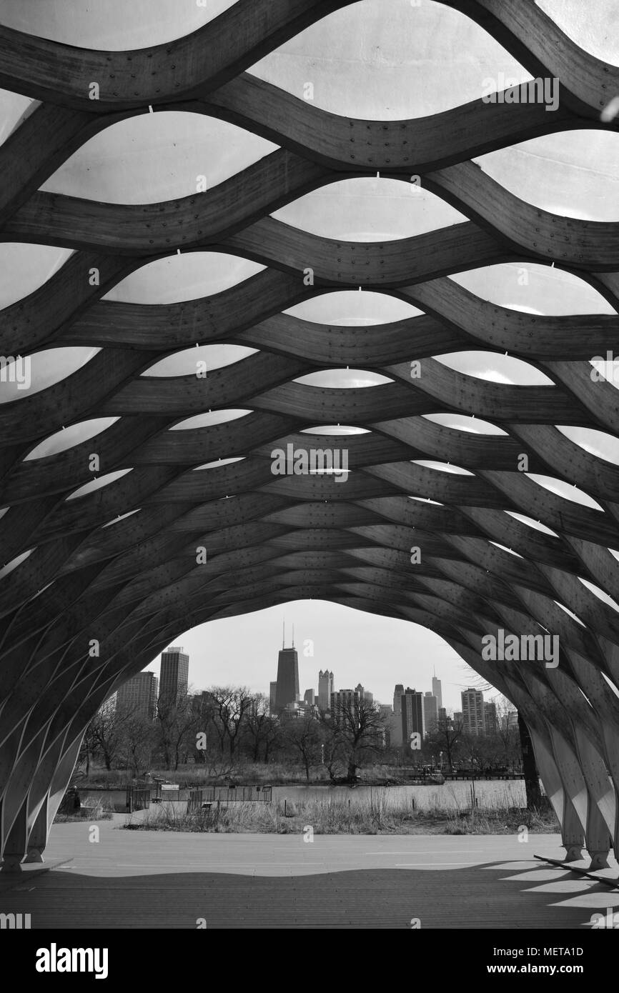 Die Skyline von Chicago, wie durch die Outdoor Education Pavillon an der Lincoln Park Zoo South Teich Natur Promenade gesehen. Stockfoto