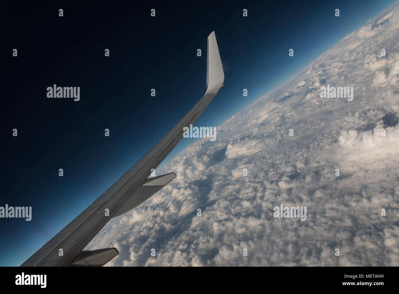 Jetliner Flügel über Wolken Stockfoto