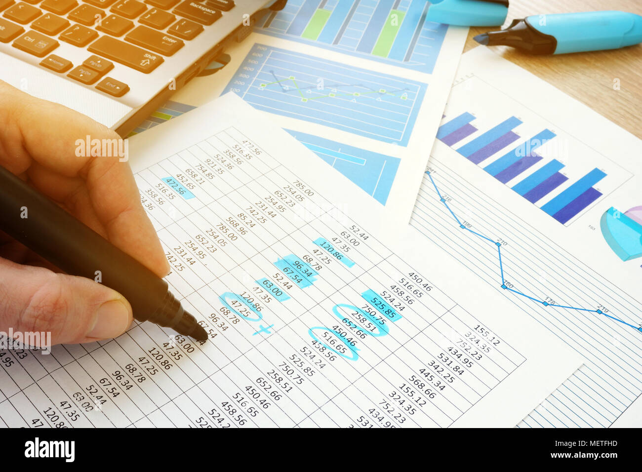 Business Audit. Prüfer die Prüfung von Dokumenten mit finanziellen Kennzahlen. Stockfoto