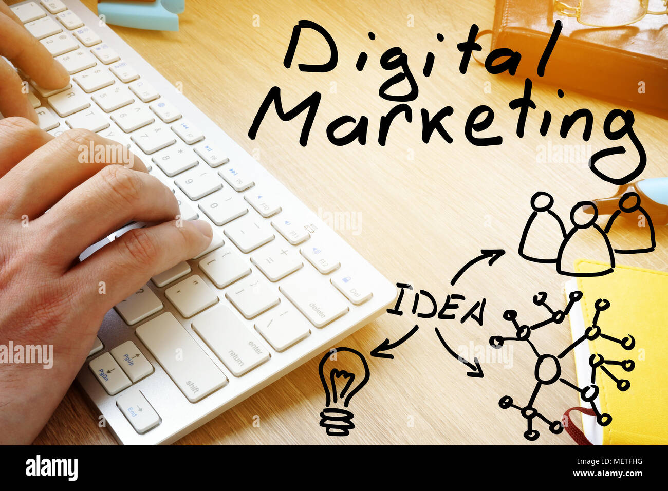 Digitales Marketing. Marketingspezialist die Eingabe über die Tastatur. Stockfoto