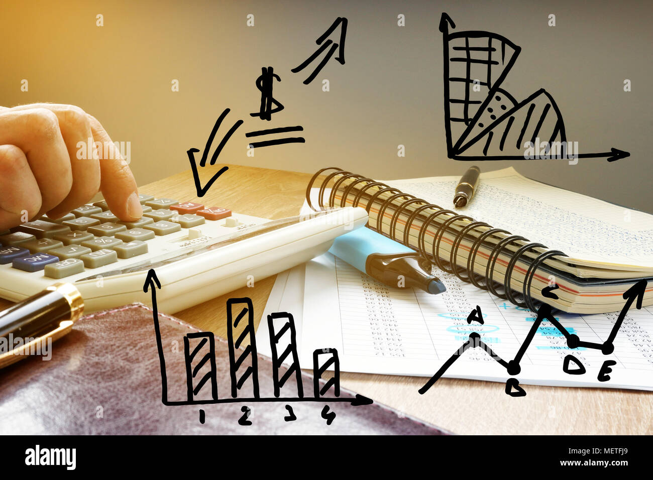 Business Accounting. Unternehmer Berechnung von Kennzahlen. Diagramme und Grafiken. Stockfoto