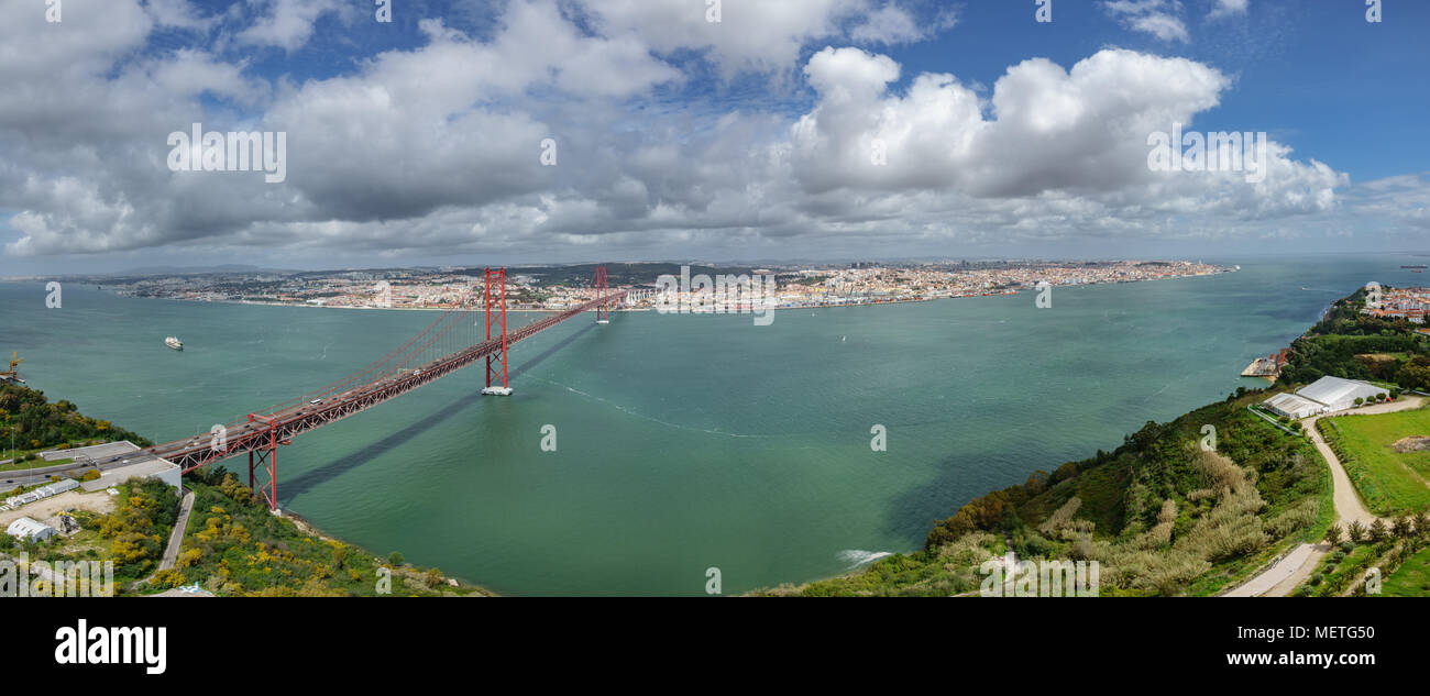 Blick von oben auf die Brücke "25 de Abril" und Lissabon Stockfoto