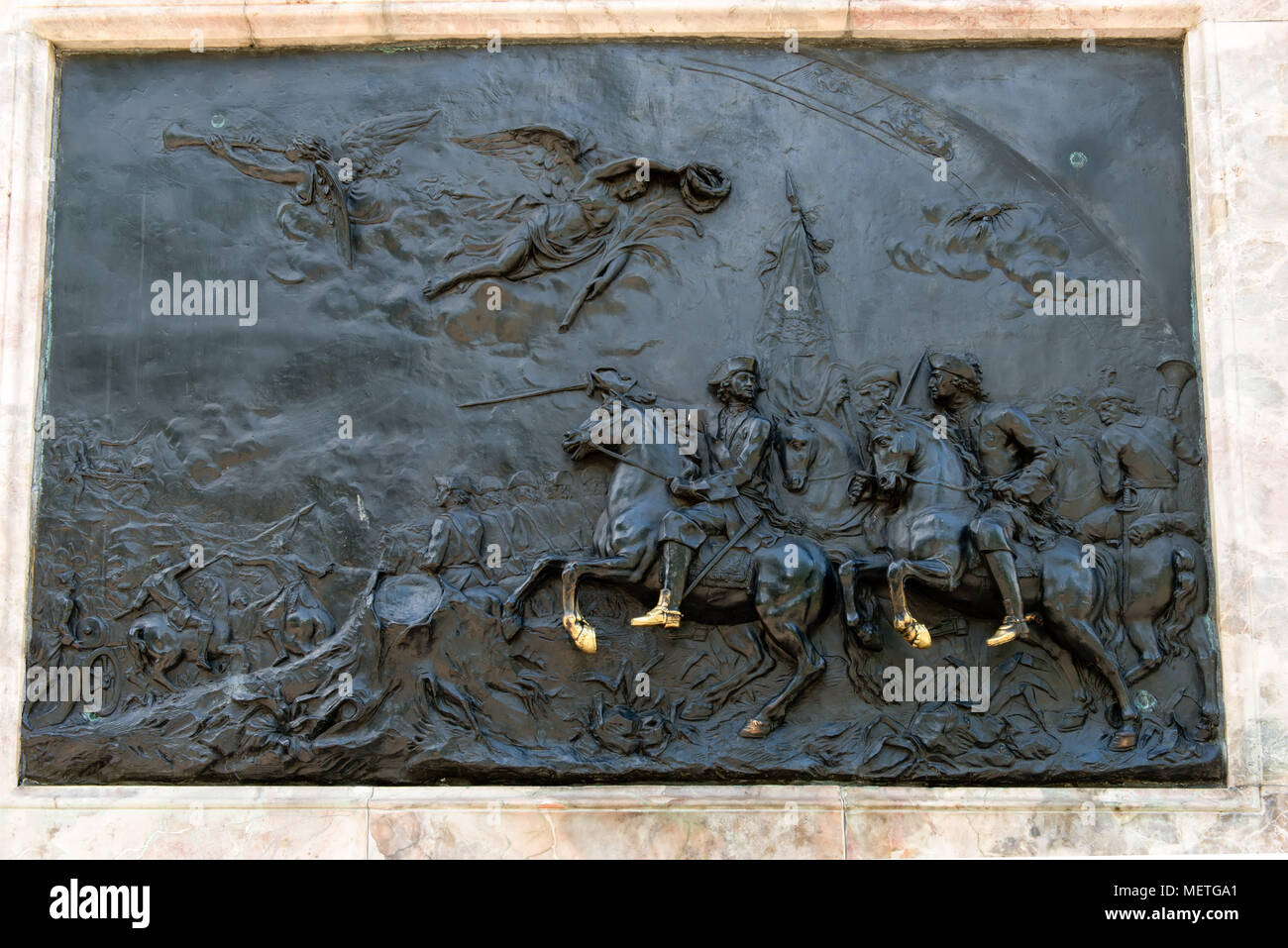Russland, SANKT PETERSBURG - 18. AUGUST 2017: Bas-Relief am Monument für Peter ich vor der St. Michael's Castle, entworfen von Bartolomeo Rastrel Stockfoto