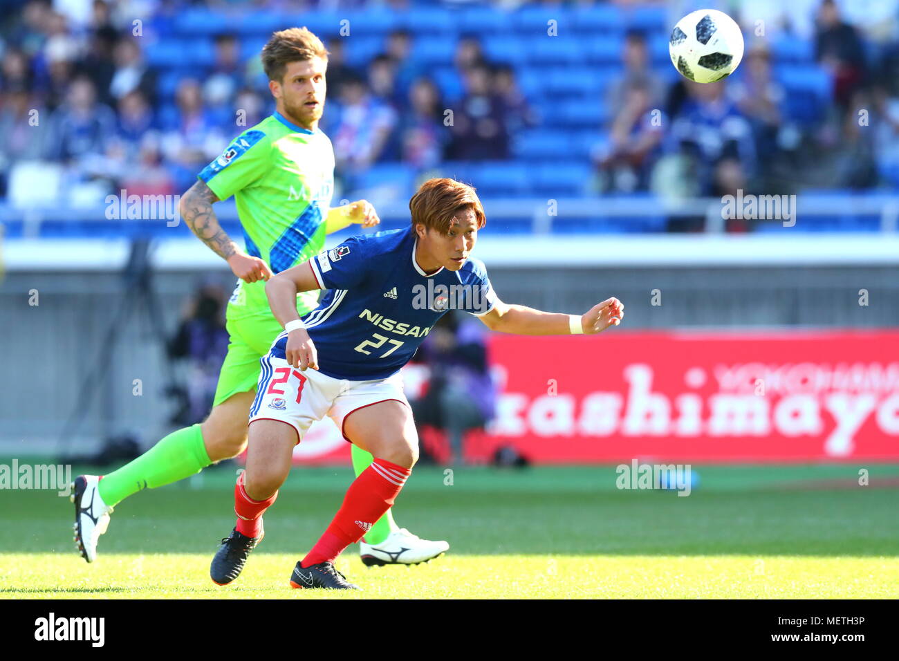 Kanagawa, Japan. 21 Apr, 2018. (L - R) Alen Stevanovic (Bellmare), Ken Matsubara (FMarinos) Fußball: 2018 J1 Liga Match zwischen Yokohama FMarinos 4-4 Shonan Bellmare bei Nissan Stadion in Kanagawa, Japan. Credit: Naoki Nishimura/LBA SPORT/Alamy leben Nachrichten Stockfoto