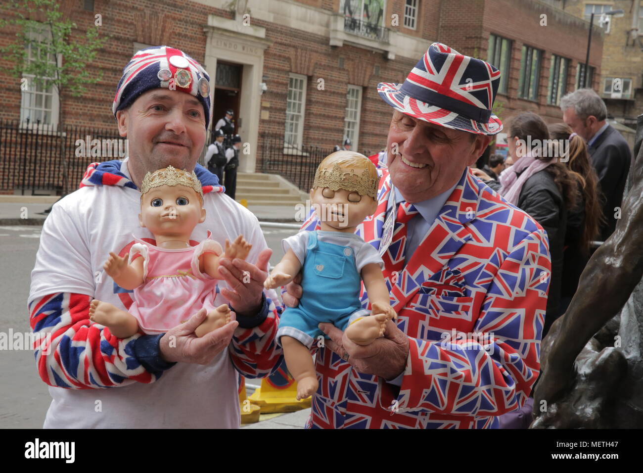 St Mary's Hospital, London, UK. 23 Apr, 2018. Royal fans L-R; Johannes Loughrey, 63, aus Streatham und Terry Hutt, 82, von Weston-Super-Mare), Camping für 15 Tage außerhalb der Lindo Flügel wurden, stellen mit Baby Prinz und Prinzessin Puppen in der Erwartung der Geburt des Herzogs und der Herzogin von Cambriges 3 Baby. Die Herzogin in die Arbeit am frühen Morgen. Muss der Credit: Amanda Rose/Alamy leben Nachrichten Stockfoto