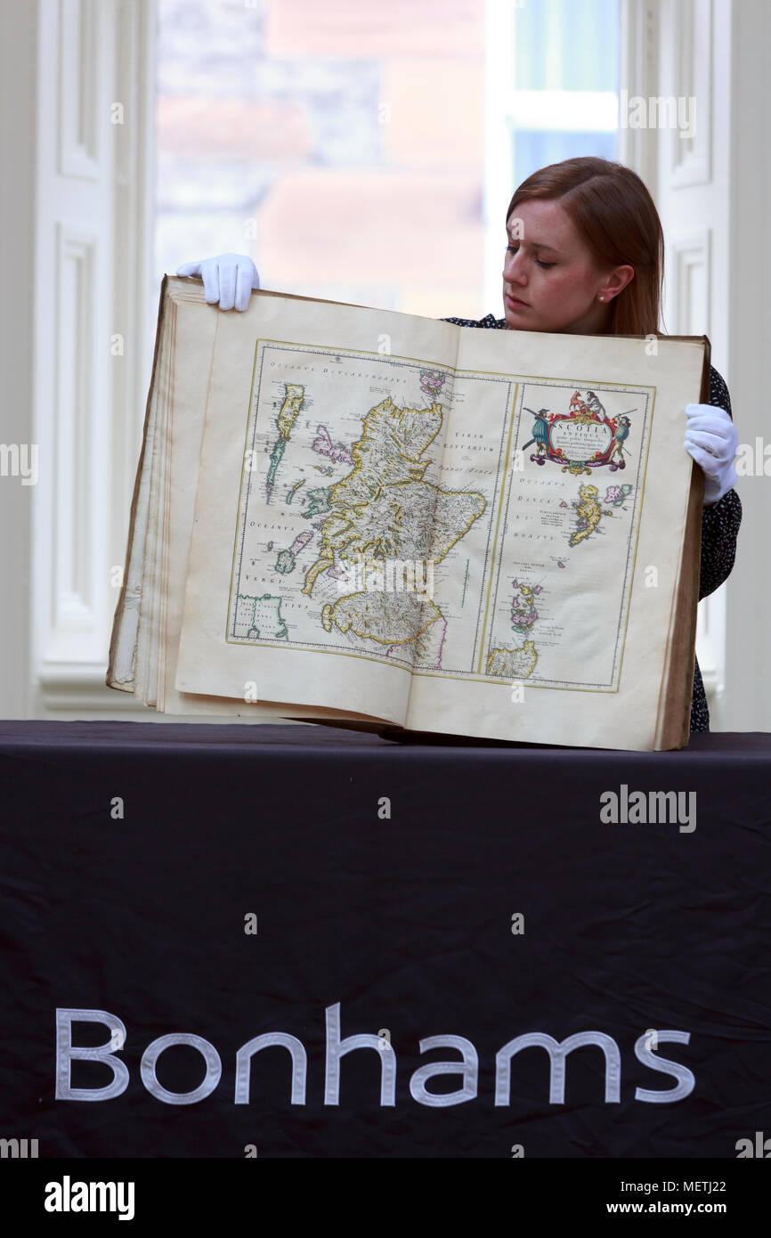 Edinburgh, Schottland. UK. 23. April 2018. Drücken Sie Anruf: Bonhams Jährliche schottischen Verkauf. Werke von führenden schottischen Künstler. Jahrhundert Atlas von Schottland und Irland, eine faszinierende frühe 18. Jahrhundert schottenmusterkleid Mantel mit Links zu den alten Caledonian Gesellschaft... etc. Dargestellt Georgien Williams, Bücher Spezialist. holding Blaeu, Willem und Jan. Pako Mera/Alamy leben Nachrichten Stockfoto