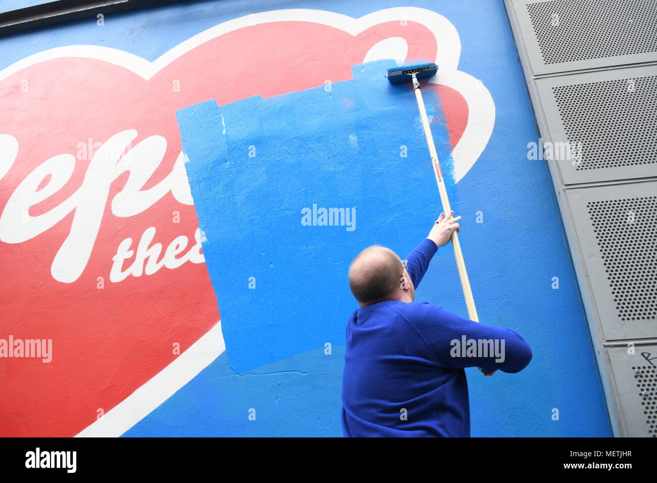 Ein Mann malt über "Die 8." Wandbild in Temple Bar aufzuheben. Die Nächstenliebe Regler nahm Ansicht, dass Wandbild ist politische Aktivität, dass Verstöße Handeln Kredit: John Rooney/Alamy leben Nachrichten Stockfoto