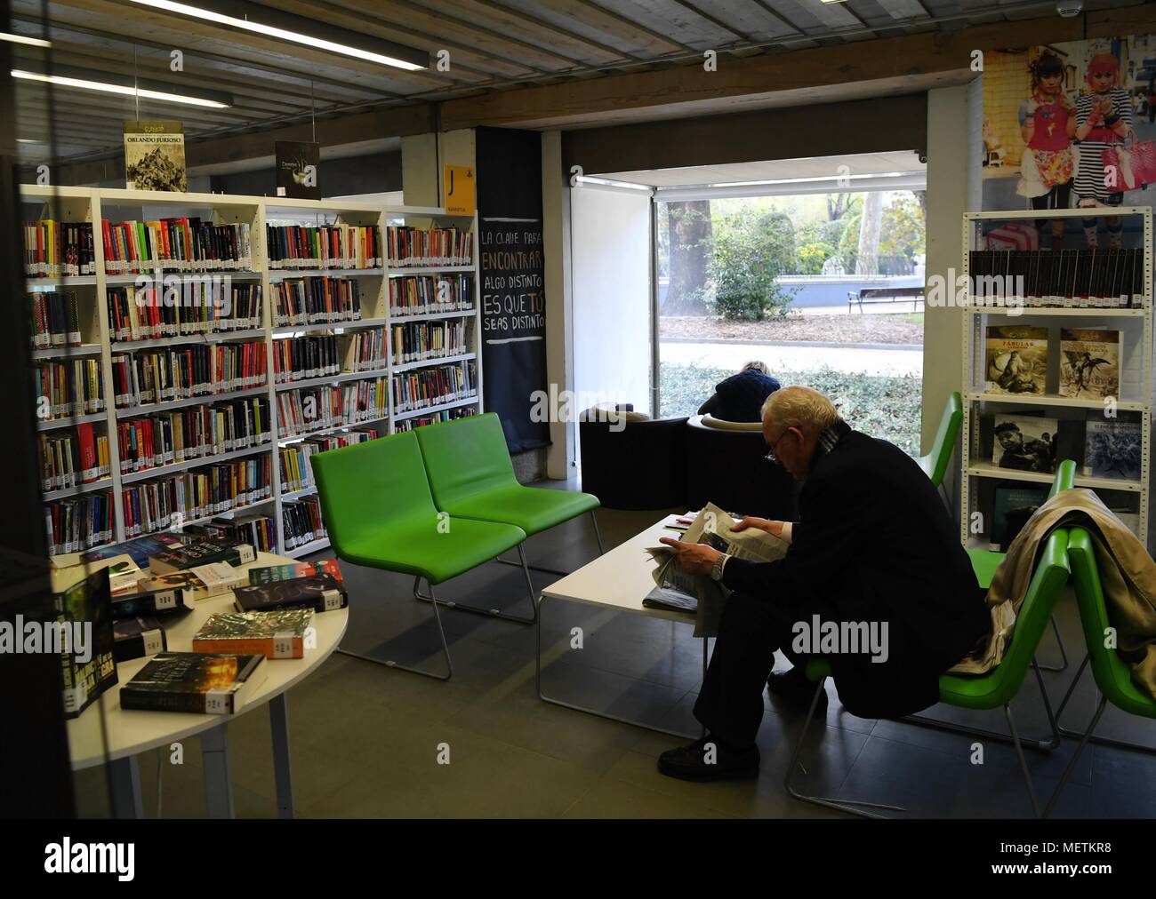 Madrid, Spanien. 20 Apr, 2018. Ein Mann liest Zeitung in Eugenio Trias Bibliothek in Madrid, Spanien, am 20. April 2018. Es gibt eine Menge von Bibliotheken in der Stadt von Madrid, die als wichtiger Teil des täglichen Lebens der Menschen, die hier leben, betrachtet werden. Quelle: Guo Qiuda/Xinhua/Alamy leben Nachrichten Stockfoto