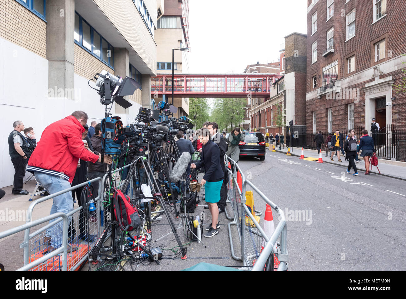 London, Großbritannien. 23 Apr, 2018. Medien warten außerhalb des Lindo Flügel der St Mary's Hospital, wo Katharina, Herzogin von Cambridge erwartet ein drittes Kind in London, Großbritannien, 23. April 2018. Credit: Ray Tang/Xinhua/Alamy leben Nachrichten Stockfoto