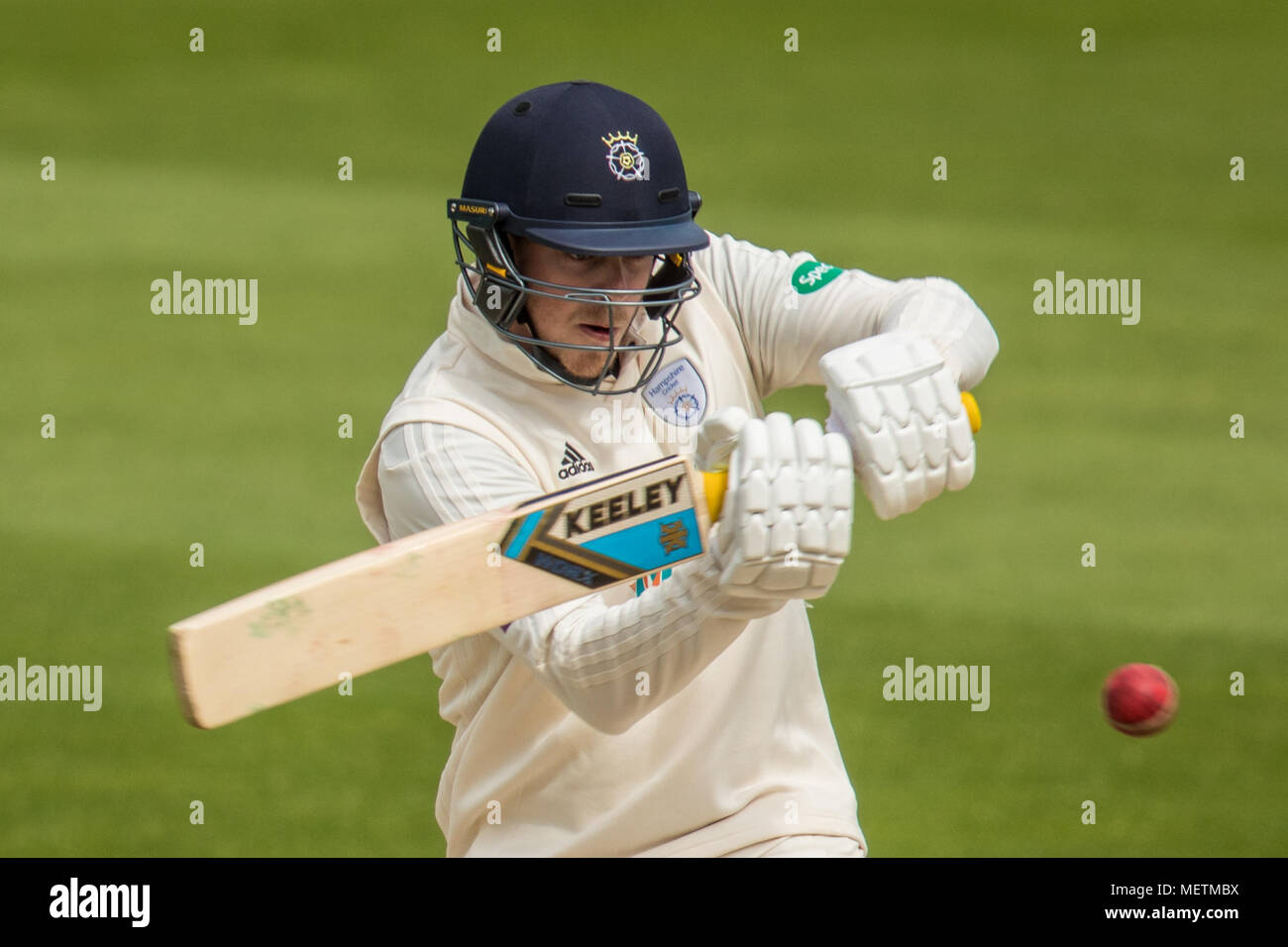 London, Großbritannien. 23. April 2018. Sam Nordosten schlagen für Hampshire gegen Surrey an Tag vier der Specsavers County Championship Game am Oval. David Rowe/Alamy leben Nachrichten Stockfoto