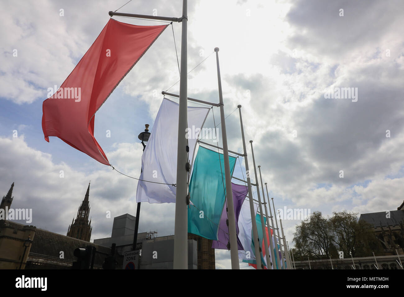 London, Großbritannien. 23. April 2018. Farbige Flags, die die Sufragette Bewegung hängen in Parliament Square zu Ehren von Millicent Fawcett, eine Britische feministischen, politischen und gewerkschaftlichen Führer, der für Frauen warb die Wahl haben. 1908 Emmeline Pethick-Lawrence, entworfen, um die suffragetten" in den Farben lila für die Loyalität und die Würde, Weiß für Reinheit, und Grün für die Hoffnung der Credit: Amer ghazzal/Alamy leben Nachrichten Stockfoto