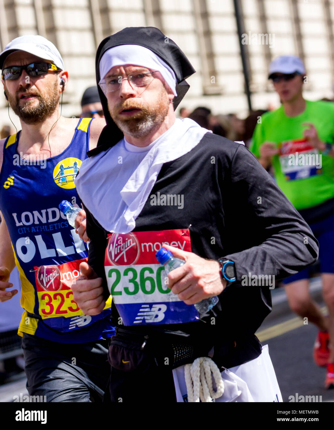 St James's Park, Birdcage Walk, London, UK. 22. April 2018. Elite und Tausende von fun Läufer in Richtung Buckingham Palace in brillanter Frühlingssonne, wie sie die letzte Meile der Virgin London Marathon 2018 eingeben. Einige der Teilnehmer waren betroffen, durch die einer der heißesten Marathons Tage auf und brauchten die Hilfe anderer Läufer die letzten km abzuschließen, als sie in der Mall, während andere angefahren wurden von Erste Hilfe Besatzungen behandelt. Leider einer der Läufer, Matt Campbell, 29 Jahren, brach nach 22,5 Meilen und starb später im Krankenhaus. Credit: Alan Fraser Stockfoto