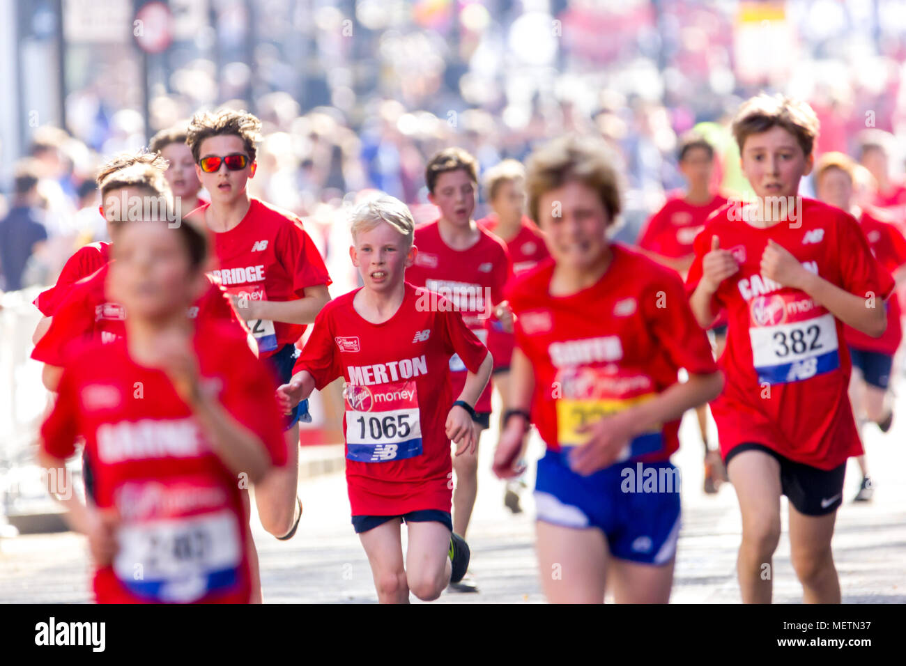 St James's Park, Birdcage Walk, London, UK. 22. April 2018. Elite und Tausende von fun Läufer in Richtung Buckingham Palace in brillanter Frühlingssonne, wie sie die letzte Meile der Virgin London Marathon 2018 eingeben. Einige der Teilnehmer waren betroffen, durch die einer der heißesten Marathons Tage auf und brauchten die Hilfe anderer Läufer die letzten km abzuschließen, als sie in der Mall, während andere angefahren wurden von Erste Hilfe Besatzungen behandelt. Leider einer der Läufer, Matt Campbell, 29 Jahren, brach nach 22,5 Meilen und starb später im Krankenhaus. Credit: Alan Fraser Stockfoto