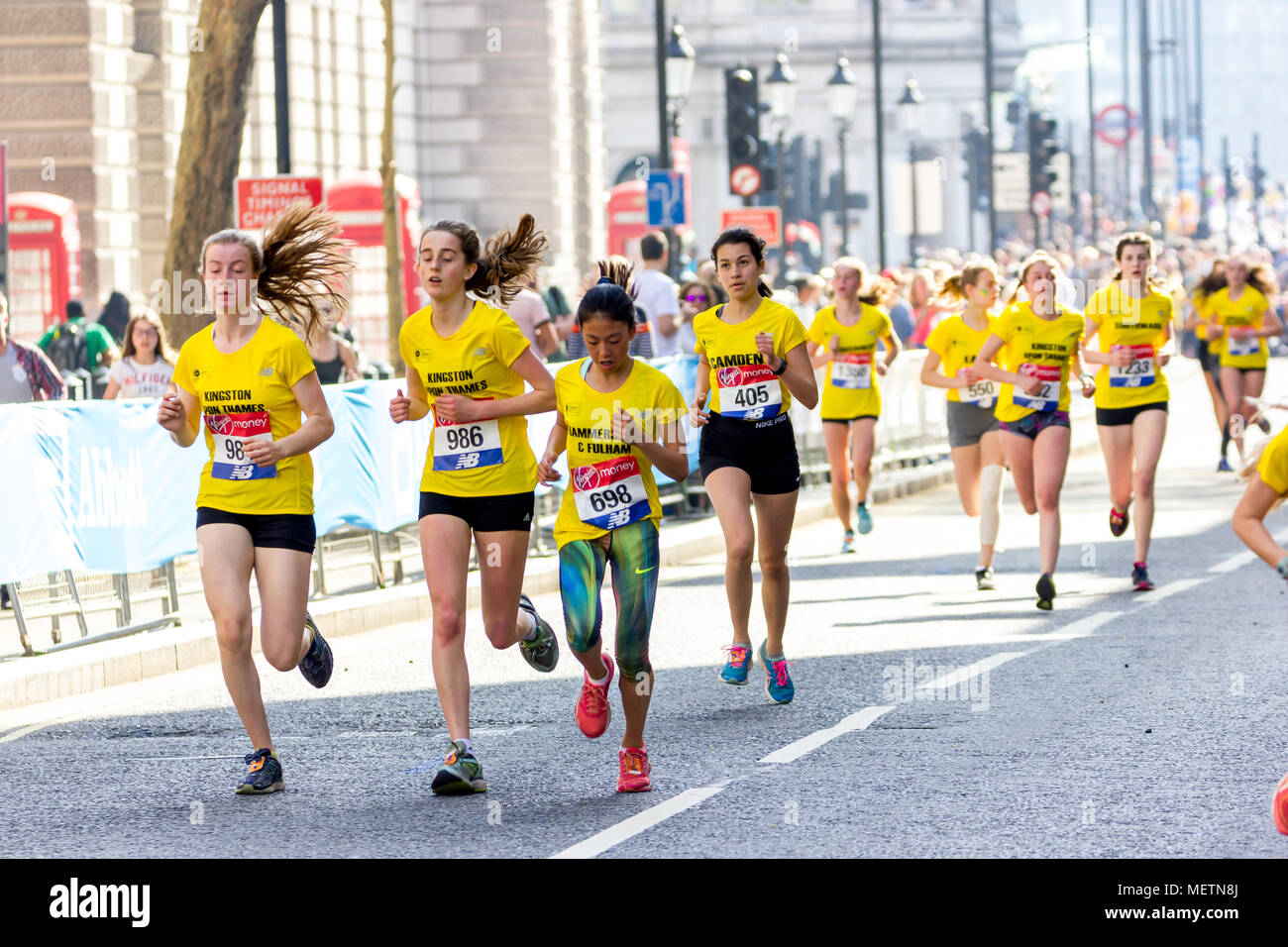 St James's Park, Birdcage Walk, London, UK. 22. April 2018. Elite und Tausende von fun Läufer in Richtung Buckingham Palace in brillanter Frühlingssonne, wie sie die letzte Meile der Virgin London Marathon 2018 eingeben. Einige der Teilnehmer waren betroffen, durch die einer der heißesten Marathons Tage auf und brauchten die Hilfe anderer Läufer die letzten km abzuschließen, als sie in der Mall, während andere angefahren wurden von Erste Hilfe Besatzungen behandelt. Leider einer der Läufer, Matt Campbell, 29 Jahren, brach nach 22,5 Meilen und starb später im Krankenhaus. Credit: Alan Fraser Stockfoto