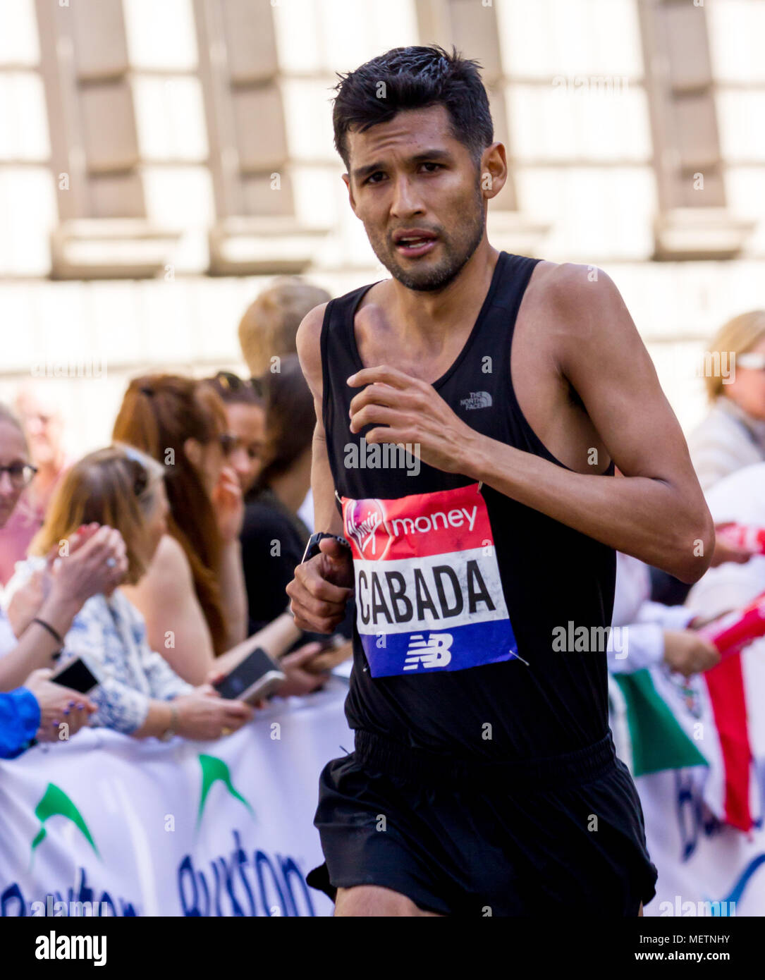 St James's Park, Birdcage Walk, London, UK. 22. April 2018. Elite und Tausende von fun Läufer in Richtung Buckingham Palace in brillanter Frühlingssonne, wie sie die letzte Meile der Virgin London Marathon 2018 eingeben. Einige der Teilnehmer waren betroffen, durch die einer der heißesten Marathons Tage auf und brauchten die Hilfe anderer Läufer die letzten km abzuschließen, als sie in der Mall, während andere angefahren wurden von Erste Hilfe Besatzungen behandelt. Leider einer der Läufer, Matt Campbell, 29 Jahren, brach nach 22,5 Meilen und starb später im Krankenhaus. Credit: Alan Fraser Stockfoto