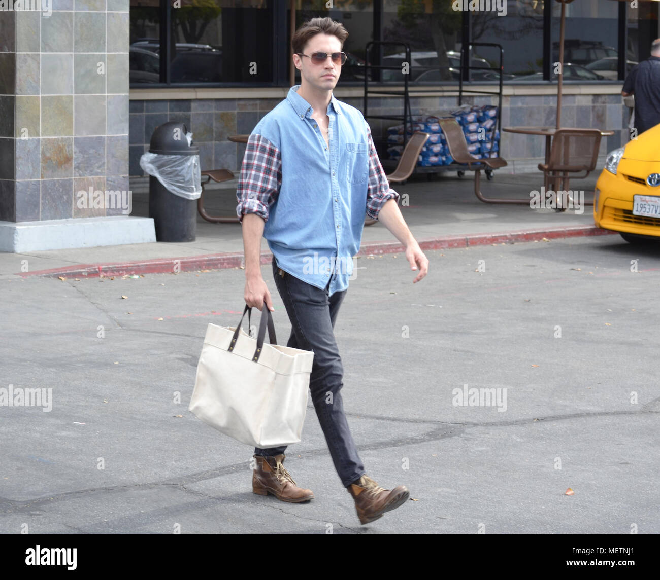 Los Angeles, CA, USA. 21 Apr, 2018. Ryan McCartan in Los Angeles an einem schönen Tag einkaufen. Credit: Media Punch für Ikonische/Alamy leben Nachrichten Stockfoto