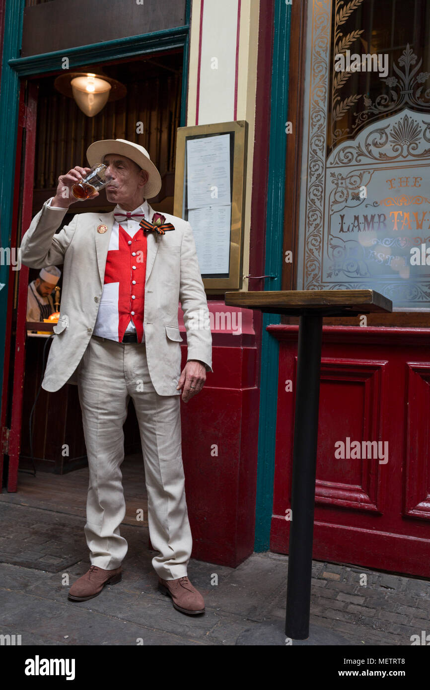 London, Großbritannien: 23. April 2018. Mittags ein Trinker genießt ein Bier in einem Pub in Leadenhall Market im Finanzviertel der Hauptstadt (aka der Square Mile), am 23. April, City of London, England. Credit: Richard Baker/Alamy leben Nachrichten Stockfoto