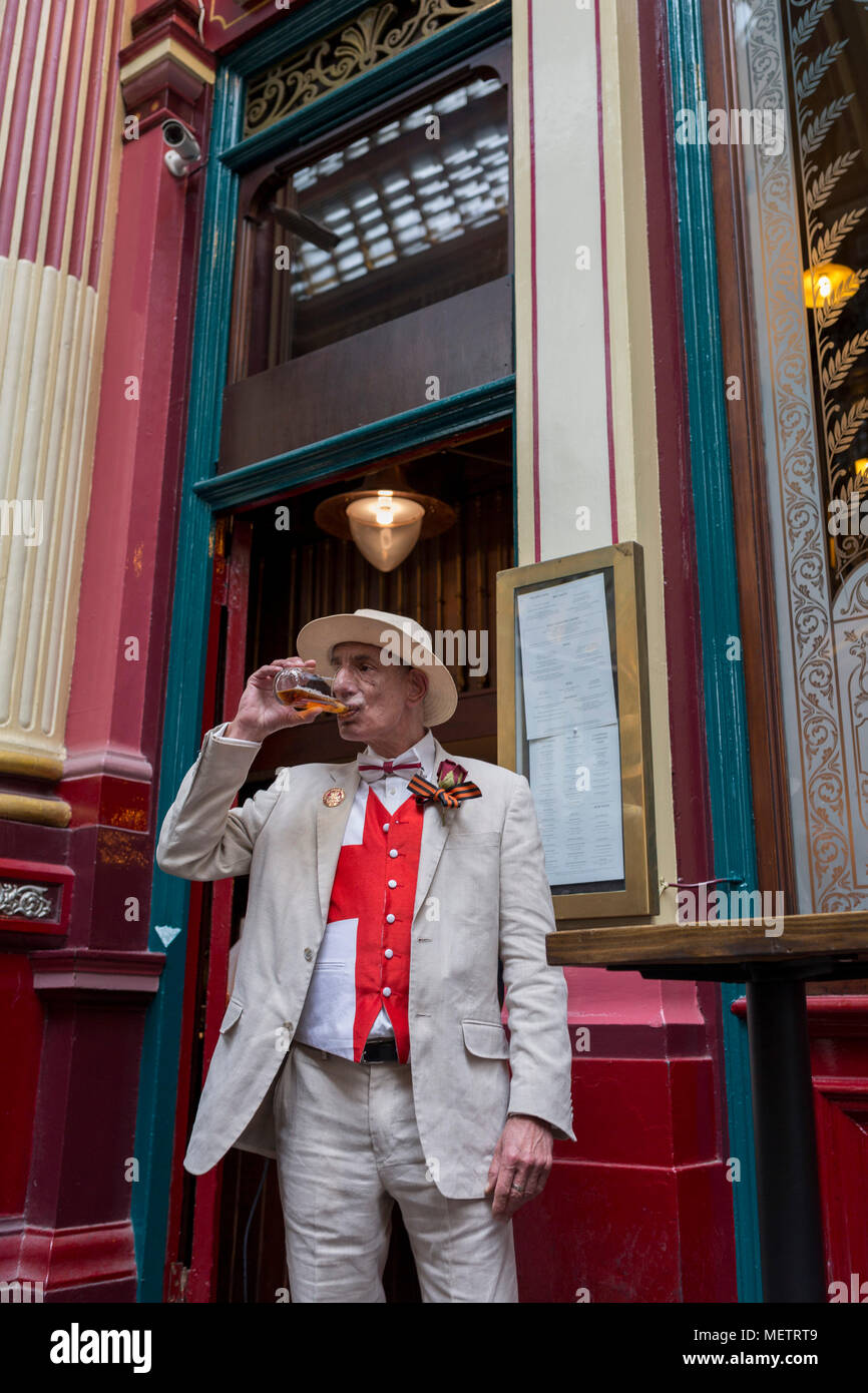 London, Großbritannien: 23. April 2018. Mittags ein Trinker genießt ein Bier in einem Pub in Leadenhall Market im Finanzviertel der Hauptstadt (aka der Square Mile), am 23. April, City of London, England. Credit: Richard Baker/Alamy leben Nachrichten Stockfoto