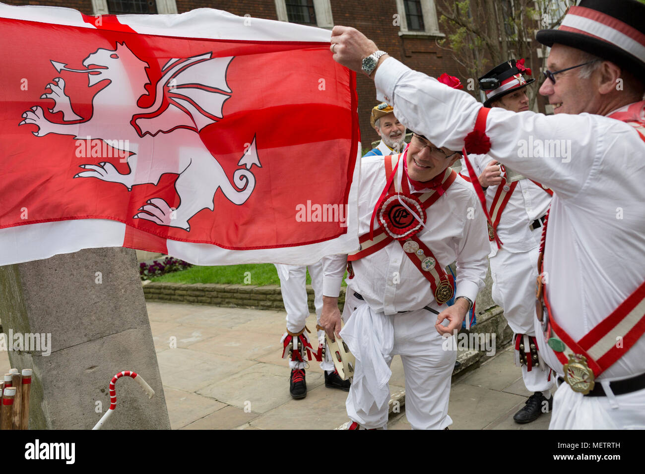 London, Großbritannien: 23. April 2018. Morris Men Tanz auf St. George's Tag in den Gärten von St. Botolph's ohne Bishopsgate Kirche im Finanzviertel der Hauptstadt (aka der Square Mile), am 23. April, City of London, England. Credit: Richard Baker/Alamy leben Nachrichten Stockfoto