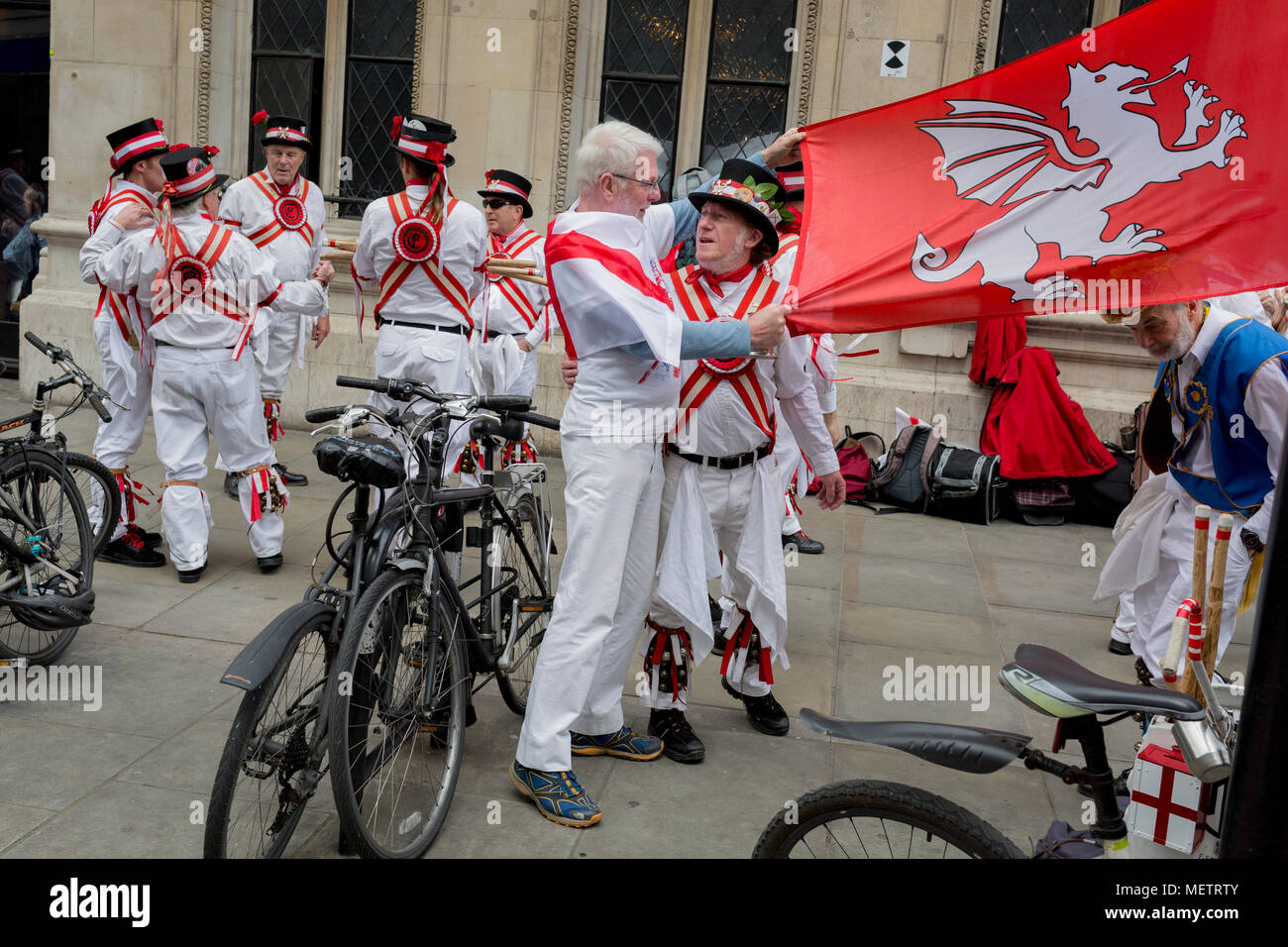 London, Großbritannien: 23. April 2018. Morris Men Tanz auf St. George's Tag auf Liverpool Street im Finanzviertel der Hauptstadt (aka der Square Mile), am 23. April, City of London, England. Credit: Richard Baker/Alamy leben Nachrichten Stockfoto