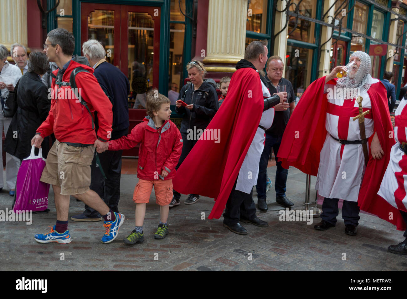London, Großbritannien: 23. April 2018. Drei mittelalterlichen Ritter verbringen die Mittagszeit am St George's Tag im Leadenhall Market im Finanzviertel der Hauptstadt (aka der Square Mile), am 23. April, City of London, England. Credit: Richard Baker/Alamy leben Nachrichten Stockfoto