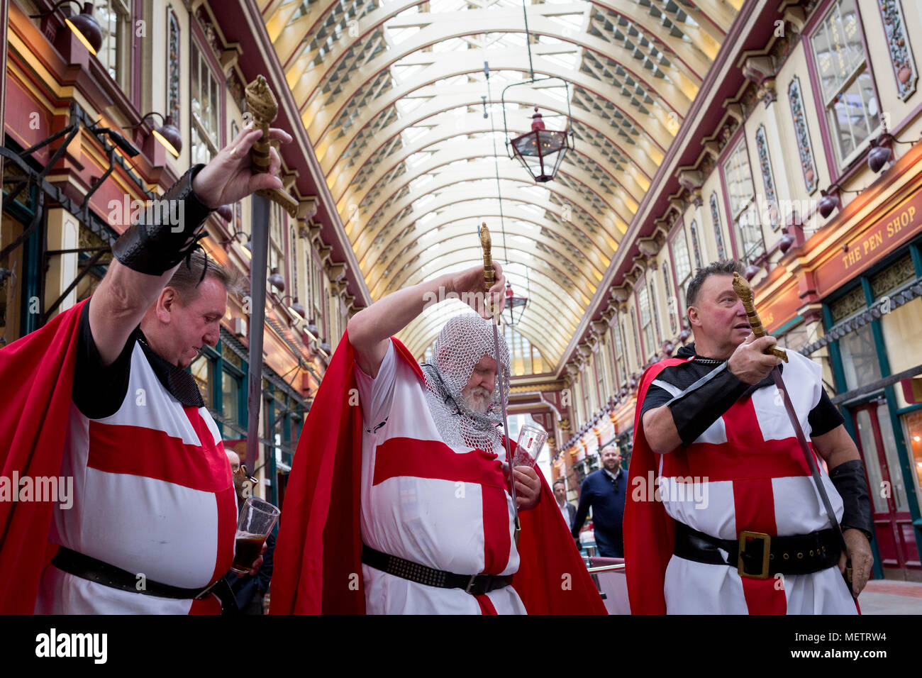 London, Großbritannien: 23. April 2018. Drei mittelalterlichen Ritter verbringen die Mittagszeit am St George's Tag im Leadenhall Market im Finanzviertel der Hauptstadt (aka der Square Mile), am 23. April, City of London, England. Credit: Richard Baker/Alamy leben Nachrichten Stockfoto
