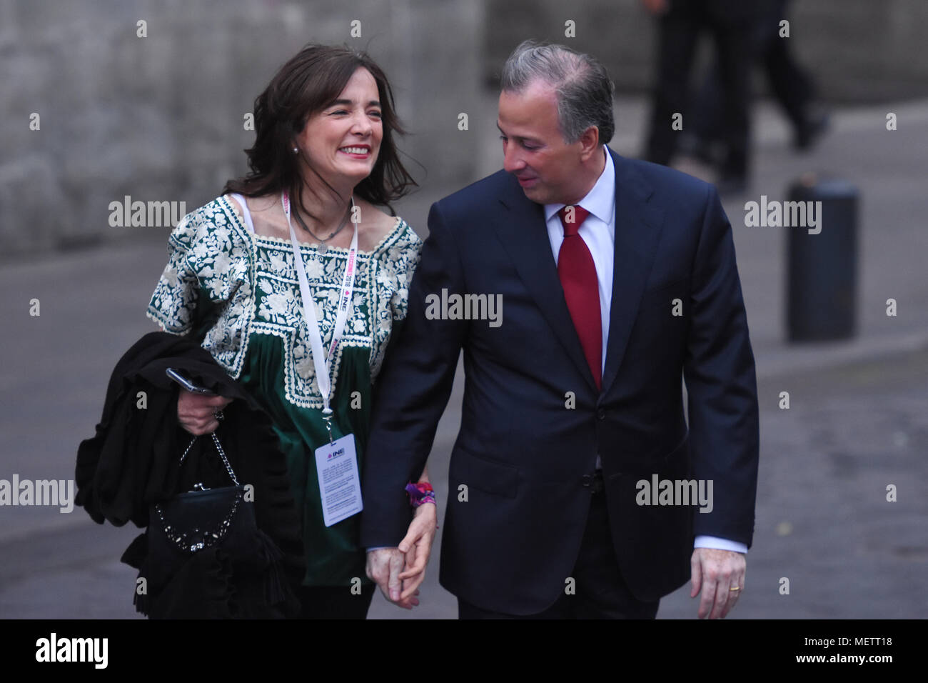 Kandidat für Mexikos Präsident der PRI-Partei Jose Antonio Meade nimmt an der ersten Debatte der Kandidaten für die Präsidentschaftswahlen des Mexiko am Palast der Bergbau. Stockfoto