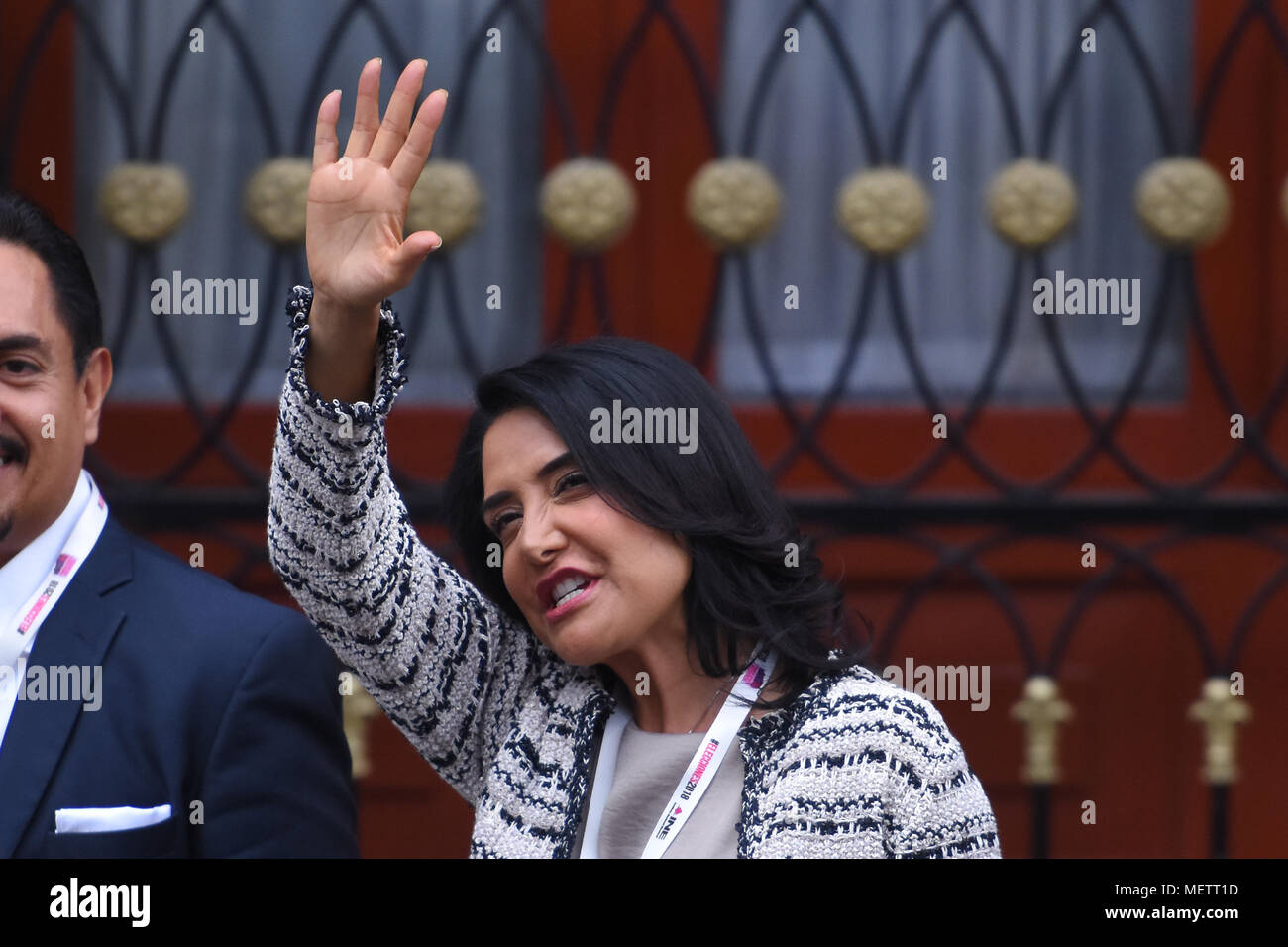 Kandidat von Mexikos Bürgermeister der politischen Partei PRD Alejandra Barrales der ersten Debatte der Kandidaten für die Präsidentschaftswahlen des Mexiko am Palast der Bergbau besucht. Stockfoto