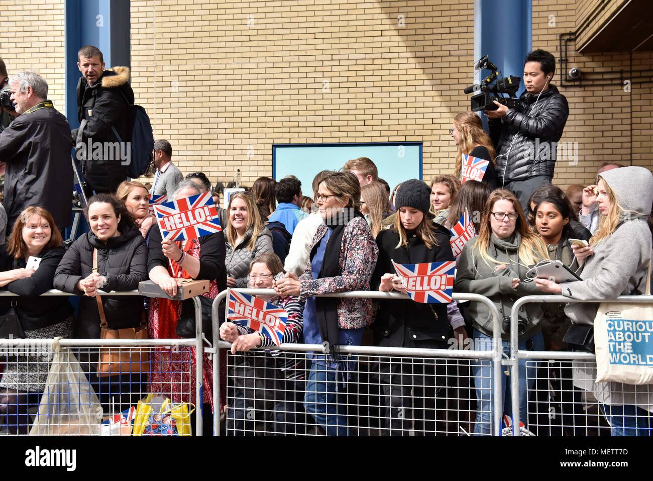 London, Großbritannien. 23 Apr, 2018. Gönner erwarten den Herzog und die Herzogin von Cambridge ihren neugeborenen Sohn außerhalb von St. Mary's Hospital in London, Großbritannien, 23. April 2018. Prinzessin Kate am Montag brachte eine junge, ihr drittes Kind, das ist der fünfte in der Linie zu den britischen Thron. Credit: Stephen Chung/Xinhua/Alamy leben Nachrichten Stockfoto