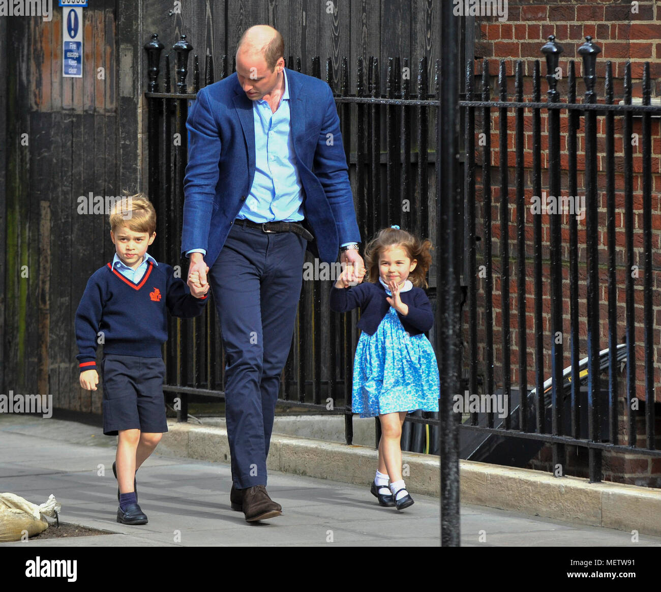 London, Großbritannien. 23 Apr, 2018. Der britische Prinz William (C), Herzog von Cambridge kommt mit Prince George (L) und Prinzessin Charlotte von Großbritannien Katharina, Herzogin von Cambridge, die Geburt zu einem Baby Boy im St. Mary's Hospital in London, Großbritannien, 23. April 2018 gegeben hat, zu besuchen. Prinzessin Kate am Montag brachte eine junge, ihr drittes Kind, das ist der fünfte in der Linie zu den britischen Thron. Credit: Stephen Chung/Xinhua/Alamy leben Nachrichten Stockfoto
