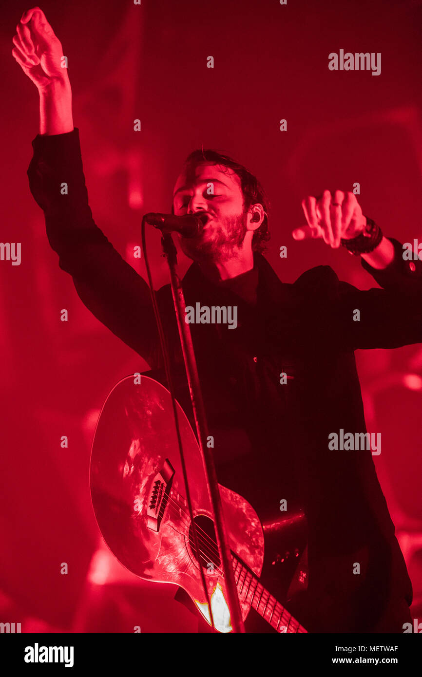 Mailand Italien. 22.April 2018. Die englische Rockband Editoren führt live auf der Bühne des Mediolanum Forum in die einzige italienische Datum Ihrer 'Gewalt Tour" Credit: Rodolfo Sassano/Alamy leben Nachrichten Stockfoto