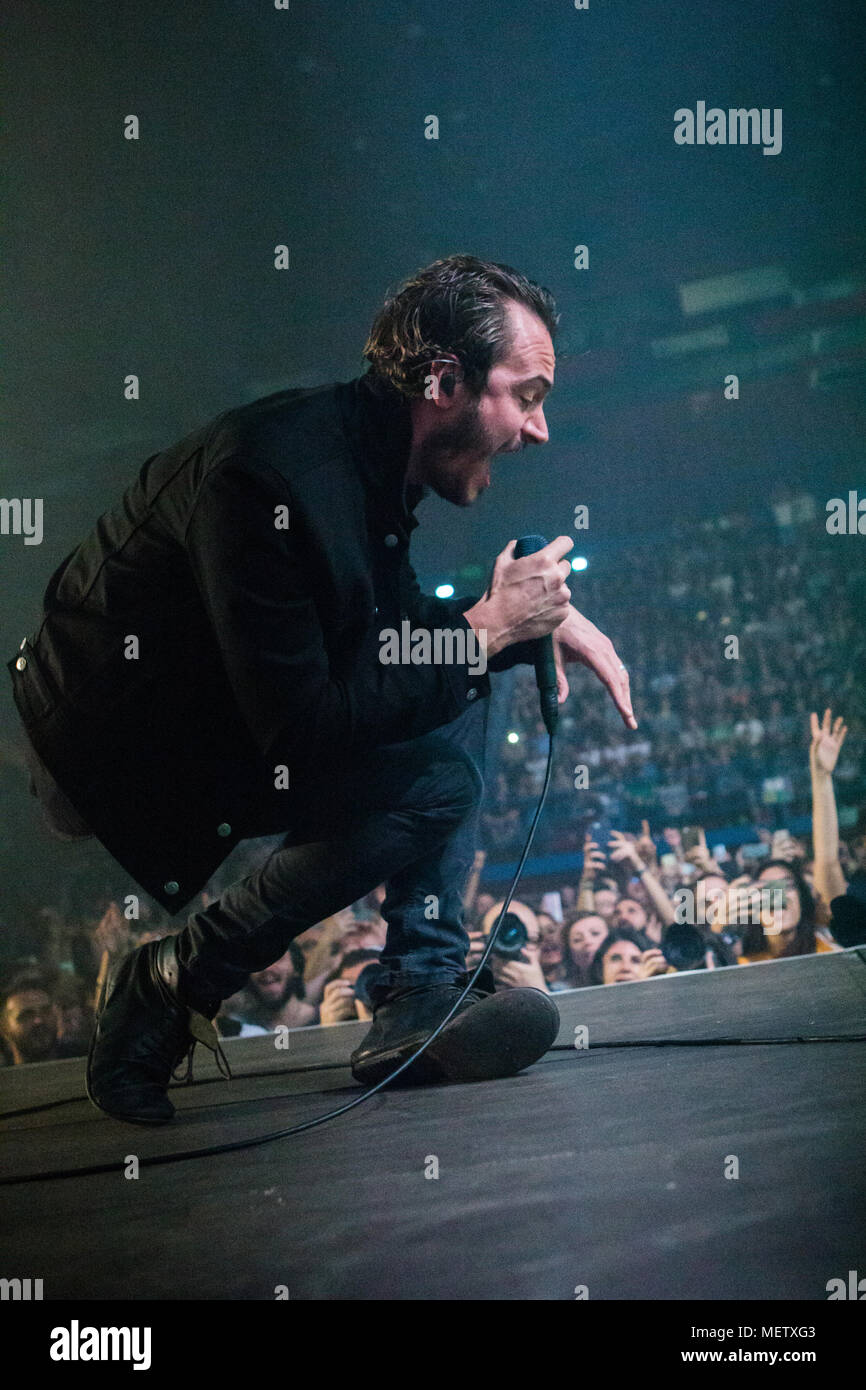 Mailand Italien. 22.April 2018. Die englische Rockband Editoren führt live auf der Bühne des Mediolanum Forum in die einzige italienische Datum Ihrer 'Gewalt Tour" Credit: Rodolfo Sassano/Alamy leben Nachrichten Stockfoto