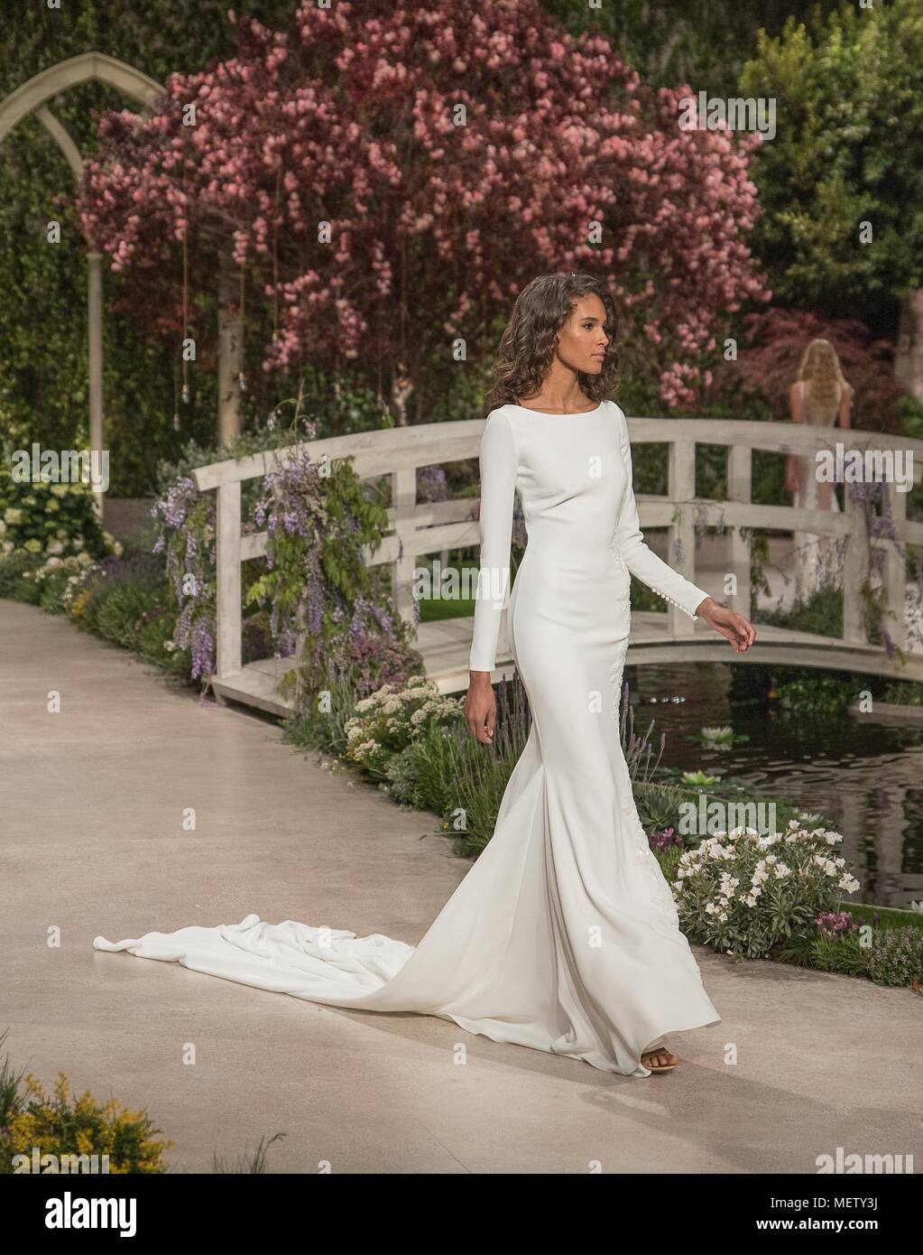 Ensayo de desfile de Barcelona, donde se presentará la nueva colección Atelier Pronovias 2019. Los modelos internacionales Romee Strijd, Cindy Bruna, Blanca Padilla, Sarah Fraser y Gnade Guozhi han compartido escenariocon las españolas Blanca Romero y su hija Lucía Rivera. Cabre/798/Cordon drücken Sie die Parade Probe in Barcelona, wo das neue Atelier Pronovias 2019 Sammlung präsentiert werden. Internationale Modelle Romee Strijd, Cindy Bruna, Blanca Padilla, Sarah Fraser und Gnade Guozhi haben die Etappe mit spanischen Modelle Blanca Romero und ihre Tochter Lucia Rivera geteilt. Stockfoto