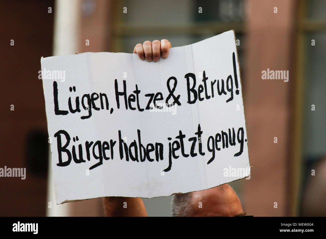 Mainz, Deutschland. 23. April 2018. Ein rechter Demonstrant hält Zeichen, liest, "Lügen, Hetze und Betrug! Die Bürger haben jetzt genug'. Rund 50 Rechtsextreme Demonstranten in der Innenstadt von Mainz sammelte, gegen die deutsche Regierung zu protestieren, für die Schließung der Grenzen und gegen Flüchtlinge unter dem Motto goÕ ÔMerkel hat. Sie waren gehechelt, um rund 350 Zähler - Demonstranten. Quelle: Michael Debets/Alamy leben Nachrichten Stockfoto