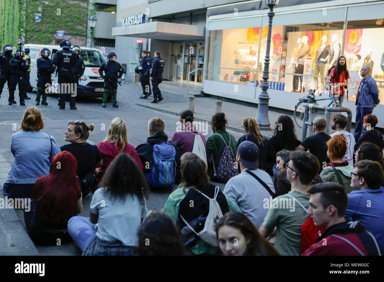 Mainz, Deutschland. 23. April 2018. Counter-Demonstranten Stadium a sit-down Protest, der van der rechten Demonstranten zu verlassen. Rund 50 Rechtsextreme Demonstranten in der Innenstadt von Mainz sammelte, gegen die deutsche Regierung zu protestieren, für die Schließung der Grenzen und gegen Flüchtlinge unter dem Motto goÕ ÔMerkel hat. Sie waren gehechelt, um rund 350 Zähler - Demonstranten. Quelle: Michael Debets/Alamy leben Nachrichten Stockfoto