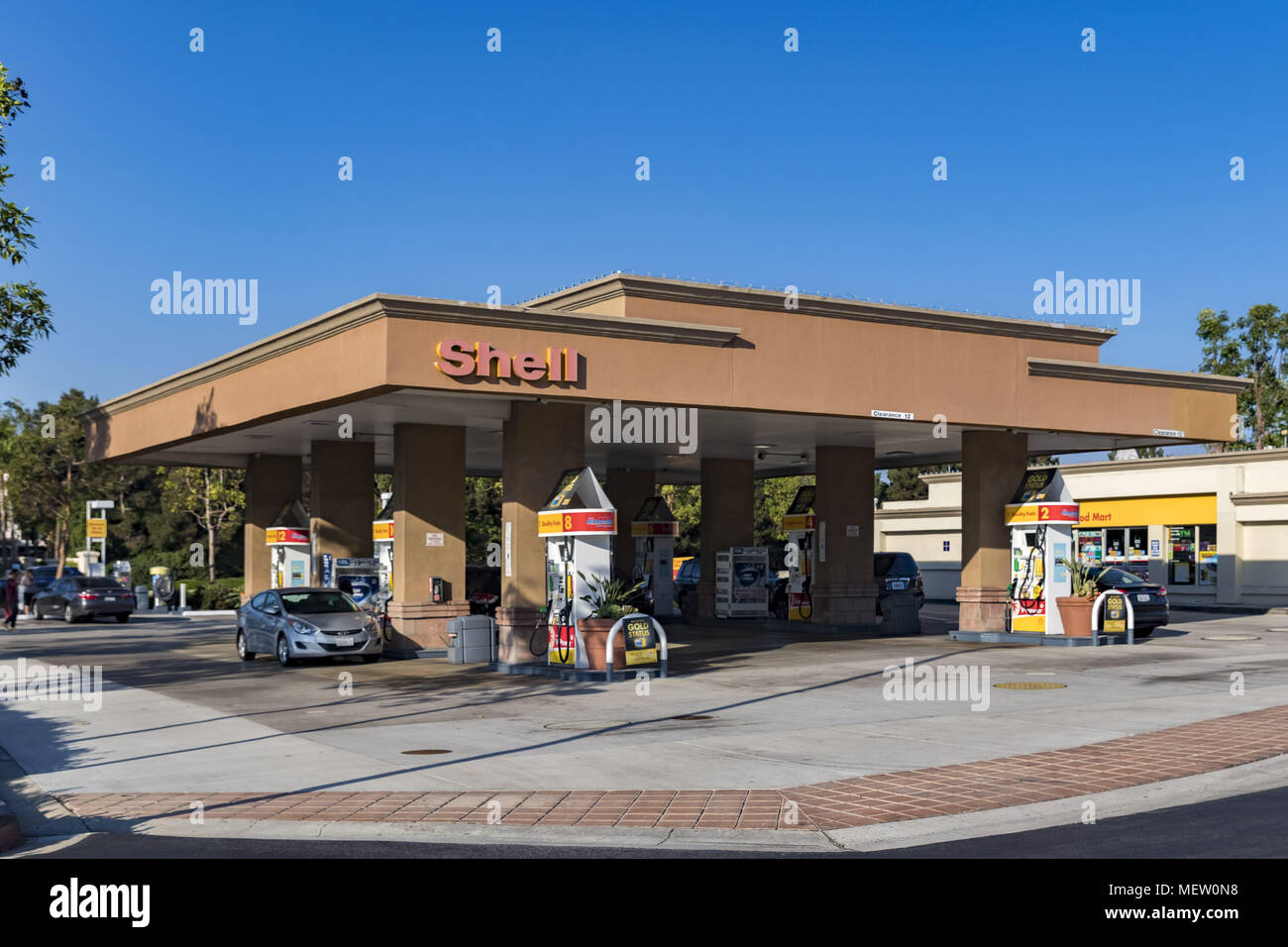 Irvine, Kalifornien, USA. 19 Sep, 2017. Autos an der Tankstelle Shell Credit: Alexey Bychkov/ZUMA Draht/Alamy leben Nachrichten Stockfoto