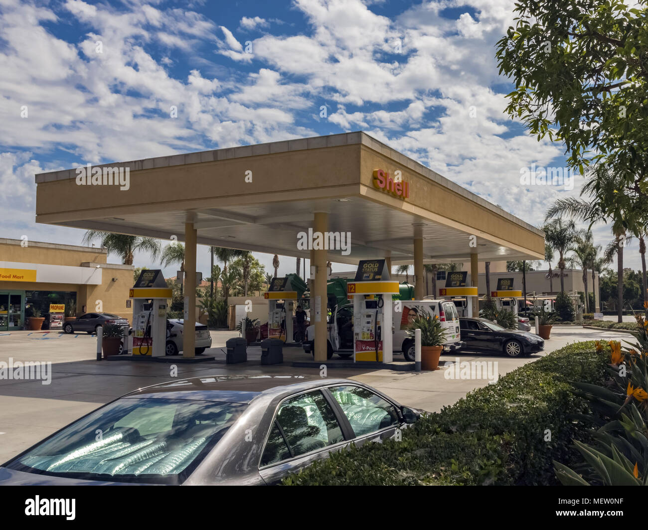 Irvine, Kalifornien, USA. 12 Sep, 2017. Autos an der Tankstelle Shell Credit: Alexey Bychkov/ZUMA Draht/Alamy leben Nachrichten Stockfoto