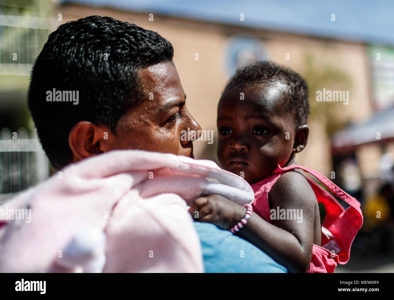 Kino, Mexiko. 23 Apr, 2018. Donald Trump, Präsident der USA, fährt mit seinem Plan am Montag die Einwanderung aus Mexiko zu stoppen, angesichts dieser Lage die Karawane der Migrantinnen mit einem März heute auf dem Boulevard Kino protestiert hat, im nördlichen Mexiko. Dieser halbe Tag der Karawane führte zwei Tage nach der Ankunft in Hermosillo, wo sie durch das Rote Kreuz, die Zivilgesellschaft und andere Organisationen unterstützt wurden rund 600 Migranten aus verschiedenen Ländern Mittelamerikas vom Roten Kreuz und Zivilgesellschaft. Credit: NortePhoto.com/Alamy leben Nachrichten Stockfoto
