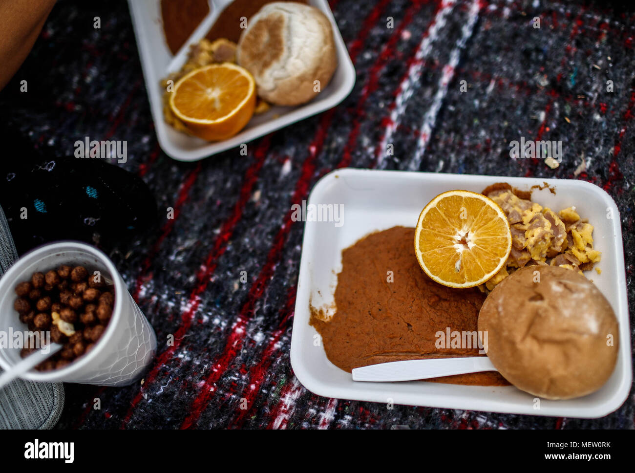 Kino, Mexiko. 23 Apr, 2018. Donald Trump, Präsident der USA, fährt mit seinem Plan am Montag die Einwanderung aus Mexiko zu stoppen, angesichts dieser Lage die Karawane der Migrantinnen mit einem März heute auf dem Boulevard Kino protestiert hat, im nördlichen Mexiko. Dieser halbe Tag der Karawane führte zwei Tage nach der Ankunft in Hermosillo, wo sie durch das Rote Kreuz, die Zivilgesellschaft und andere Organisationen unterstützt wurden rund 600 Migranten aus verschiedenen Ländern Mittelamerikas vom Roten Kreuz und Zivilgesellschaft. Credit: NortePhoto.com/Alamy leben Nachrichten Stockfoto