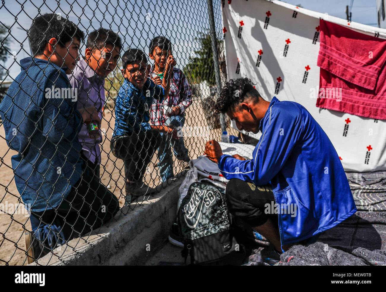 Kino, Mexiko. 23 Apr, 2018. Donald Trump, Präsident der USA, fährt mit seinem Plan am Montag die Einwanderung aus Mexiko zu stoppen, angesichts dieser Lage die Karawane der Migrantinnen mit einem März heute auf dem Boulevard Kino protestiert hat, im nördlichen Mexiko. Dieser halbe Tag der Karawane führte zwei Tage nach der Ankunft in Hermosillo, wo sie durch das Rote Kreuz, die Zivilgesellschaft und andere Organisationen unterstützt wurden rund 600 Migranten aus verschiedenen Ländern Mittelamerikas vom Roten Kreuz und Zivilgesellschaft. Credit: NortePhoto.com/Alamy leben Nachrichten Stockfoto