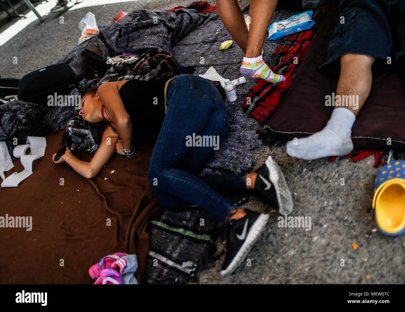 Kino, Mexiko. 23 Apr, 2018. Donald Trump, Präsident der USA, fährt mit seinem Plan am Montag die Einwanderung aus Mexiko zu stoppen, angesichts dieser Lage die Karawane der Migrantinnen mit einem März heute auf dem Boulevard Kino protestiert hat, im nördlichen Mexiko. Dieser halbe Tag der Karawane führte zwei Tage nach der Ankunft in Hermosillo, wo sie durch das Rote Kreuz, die Zivilgesellschaft und andere Organisationen unterstützt wurden rund 600 Migranten aus verschiedenen Ländern Mittelamerikas vom Roten Kreuz und Zivilgesellschaft. Credit: NortePhoto.com/Alamy leben Nachrichten Stockfoto