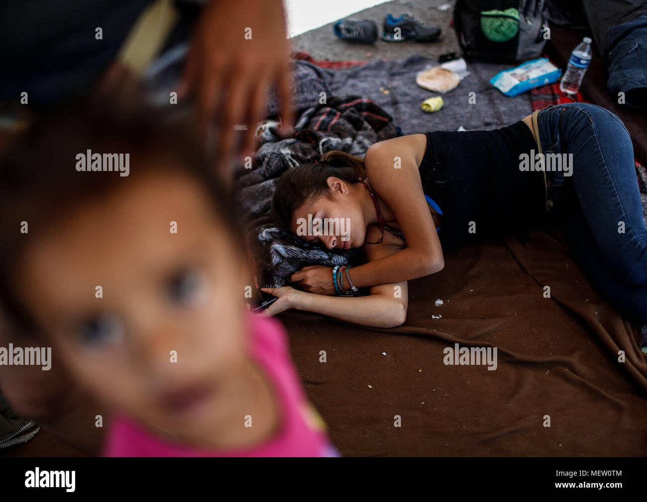 Kino, Mexiko. 23 Apr, 2018. Donald Trump, Präsident der USA, fährt mit seinem Plan am Montag die Einwanderung aus Mexiko zu stoppen, angesichts dieser Lage die Karawane der Migrantinnen mit einem März heute auf dem Boulevard Kino protestiert hat, im nördlichen Mexiko. Dieser halbe Tag der Karawane führte zwei Tage nach der Ankunft in Hermosillo, wo sie durch das Rote Kreuz, die Zivilgesellschaft und andere Organisationen unterstützt wurden rund 600 Migranten aus verschiedenen Ländern Mittelamerikas vom Roten Kreuz und Zivilgesellschaft. Credit: NortePhoto.com/Alamy leben Nachrichten Stockfoto