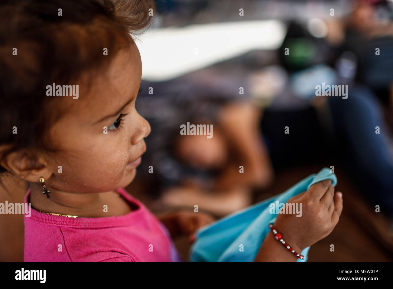 Kino, Mexiko. 23 Apr, 2018. Donald Trump, Präsident der USA, fährt mit seinem Plan am Montag die Einwanderung aus Mexiko zu stoppen, angesichts dieser Lage die Karawane der Migrantinnen mit einem März heute auf dem Boulevard Kino protestiert hat, im nördlichen Mexiko. Dieser halbe Tag der Karawane führte zwei Tage nach der Ankunft in Hermosillo, wo sie durch das Rote Kreuz, die Zivilgesellschaft und andere Organisationen unterstützt wurden rund 600 Migranten aus verschiedenen Ländern Mittelamerikas vom Roten Kreuz und Zivilgesellschaft. Credit: NortePhoto.com/Alamy leben Nachrichten Stockfoto