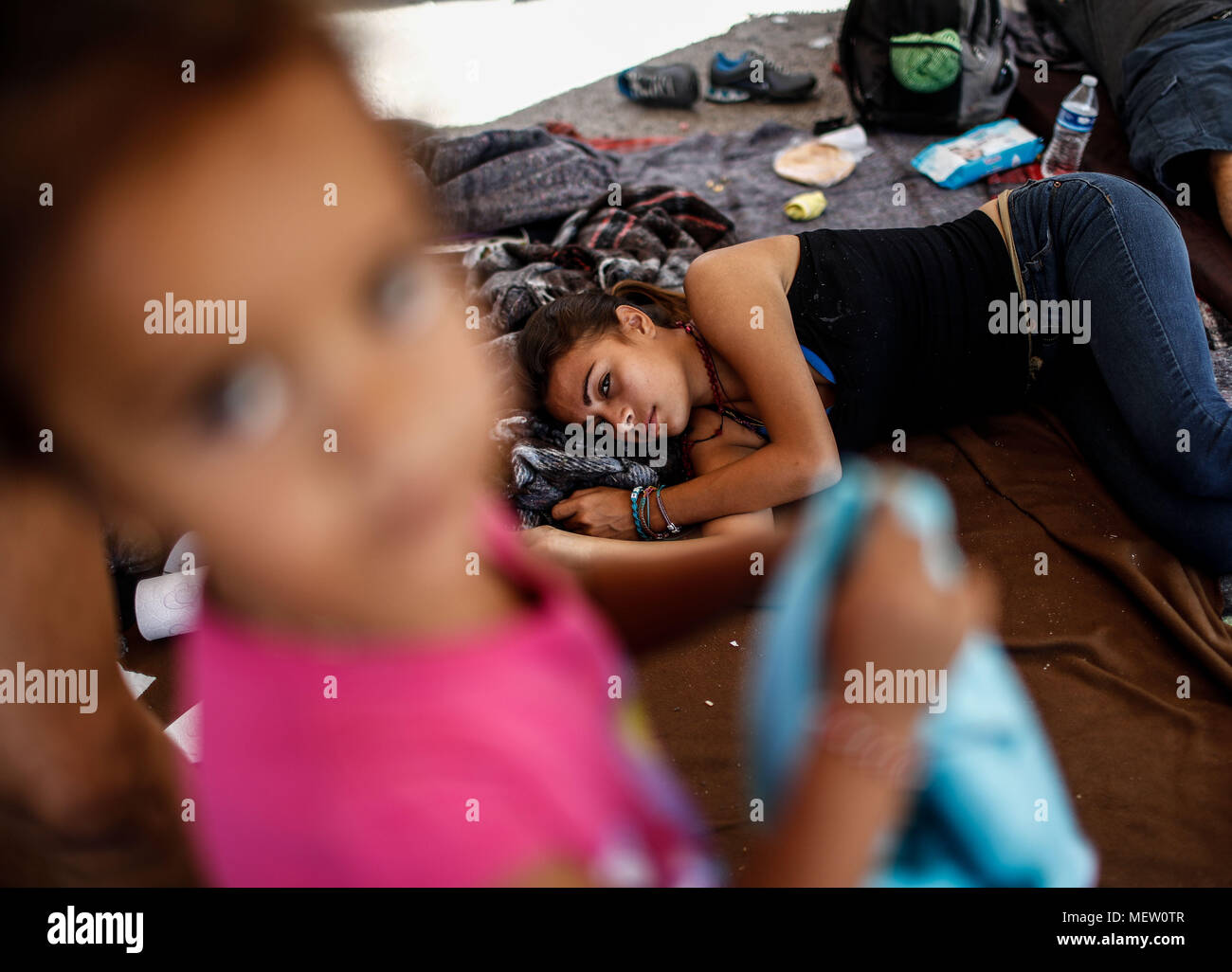 Kino, Mexiko. 23 Apr, 2018. Donald Trump, Präsident der USA, fährt mit seinem Plan am Montag die Einwanderung aus Mexiko zu stoppen, angesichts dieser Lage die Karawane der Migrantinnen mit einem März heute auf dem Boulevard Kino protestiert hat, im nördlichen Mexiko. Dieser halbe Tag der Karawane führte zwei Tage nach der Ankunft in Hermosillo, wo sie durch das Rote Kreuz, die Zivilgesellschaft und andere Organisationen unterstützt wurden rund 600 Migranten aus verschiedenen Ländern Mittelamerikas vom Roten Kreuz und Zivilgesellschaft. Credit: NortePhoto.com/Alamy leben Nachrichten Stockfoto