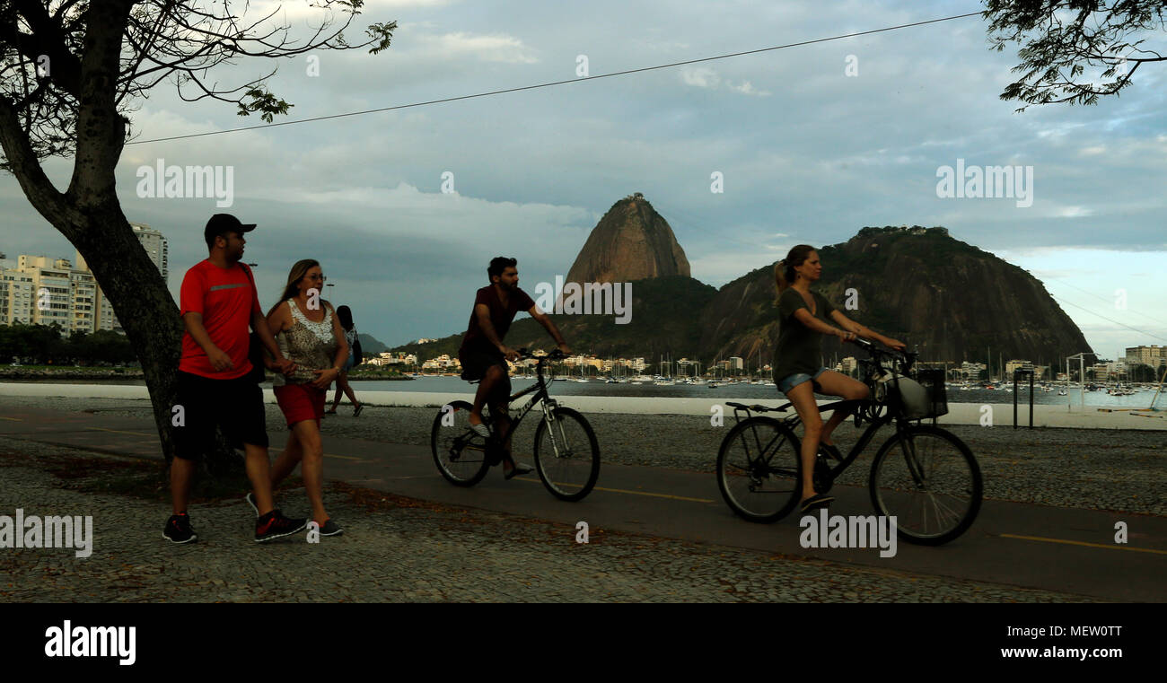 Rio de Janeiro, Brasilien. 23. April 2018 Touristen und Anwohner eine Turistic vor dem Zuckerhut Hügel genießen. Credit: Antonio Di Paola/Alamy leben Nachrichten Stockfoto