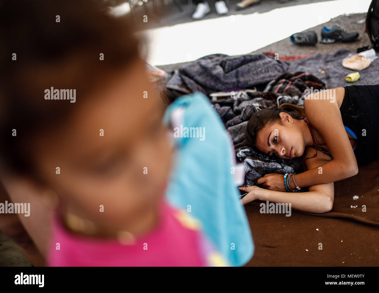 Kino, Mexiko. 23 Apr, 2018. Donald Trump, Präsident der USA, fährt mit seinem Plan am Montag die Einwanderung aus Mexiko zu stoppen, angesichts dieser Lage die Karawane der Migrantinnen mit einem März heute auf dem Boulevard Kino protestiert hat, im nördlichen Mexiko. Dieser halbe Tag der Karawane führte zwei Tage nach der Ankunft in Hermosillo, wo sie durch das Rote Kreuz, die Zivilgesellschaft und andere Organisationen unterstützt wurden rund 600 Migranten aus verschiedenen Ländern Mittelamerikas vom Roten Kreuz und Zivilgesellschaft. Credit: NortePhoto.com/Alamy leben Nachrichten Stockfoto